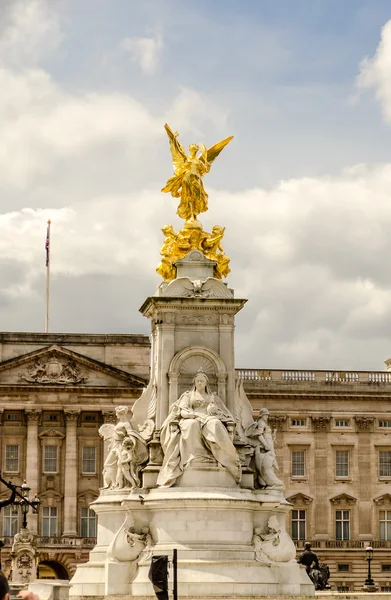 在白金汉宫，伦敦的维多利亚女王纪念碑 — 图库照片