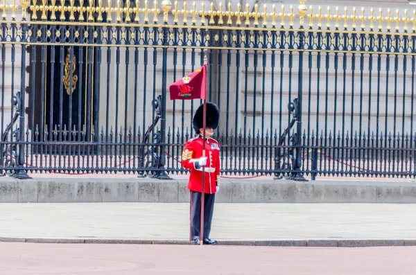 La ceremonia de guardia en el Palacio de Buckingham, Londres — Foto de Stock