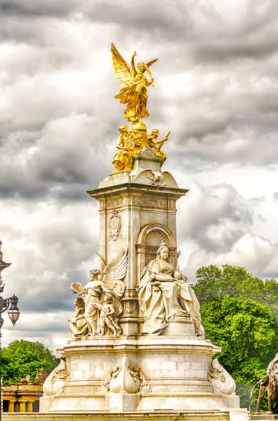 バッキンガム宮殿、ロンドンでビクトリア記念碑 — ストック写真