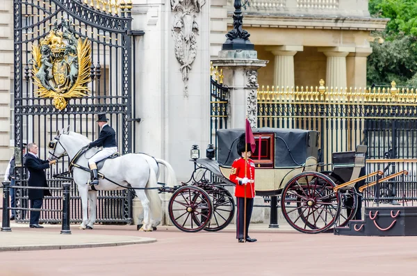 La ceremonia de guardia en el Palacio de Buckingham, Londres — Foto de Stock