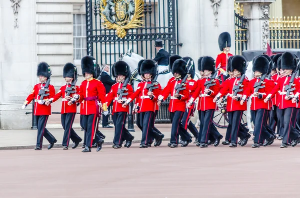 La cérémonie de la garde au Buckingham Palace, Londres — Photo