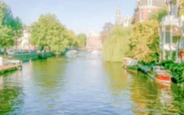Rozostřeného pozadí s Canal v Amsterdamu. Záměrně rozmazané — Stock fotografie