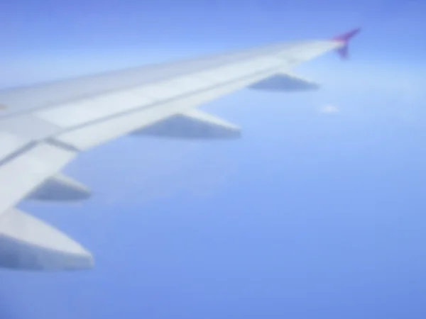 Расслабленный фон крыла самолета во время полета — стоковое фото