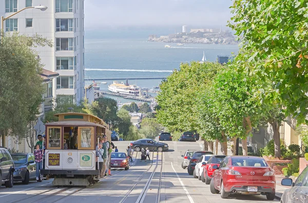 Hyde Street z widokiem na wyspę Alcatraz, San Francisco, Stany Zjednoczone Ameryki — Zdjęcie stockowe