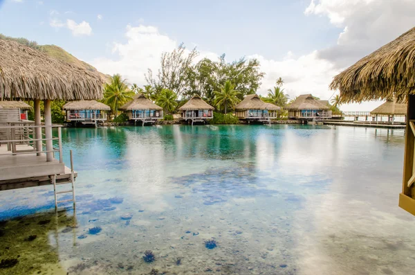 Bungalouri peste apă pe o plajă tropicală paradis în Polyn Franceză — Fotografie, imagine de stoc