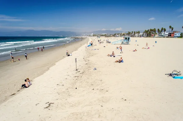 Mensen genieten van een zonnige dag in Venice Beach, Californië — Stockfoto