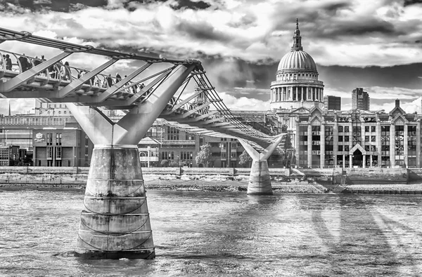 A Ponte do Milênio contra a Catedral de São Paulo, Londres — Fotografia de Stock