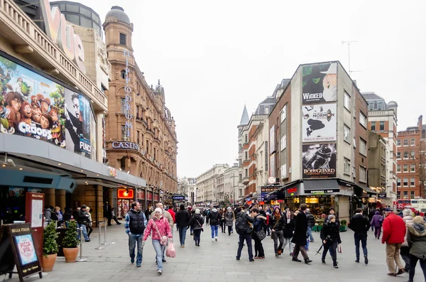 Pessoas caminhando na Leicester Square, distrito de Teatro em Londres , — Fotografia de Stock