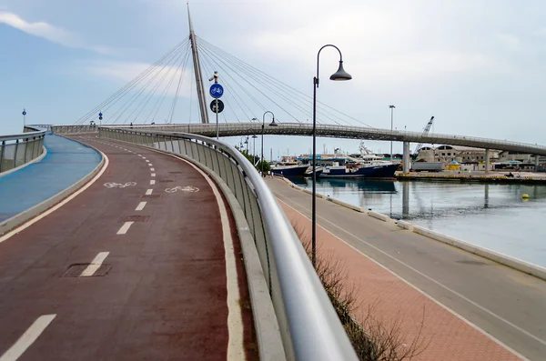 海、ペスカーラ、イタリアの象徴的なランドマークの橋 — ストック写真