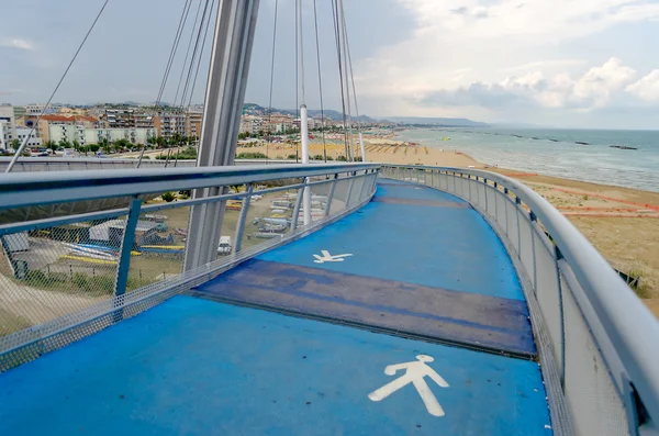 海、ペスカーラ、イタリアの象徴的なランドマークの橋 — ストック写真