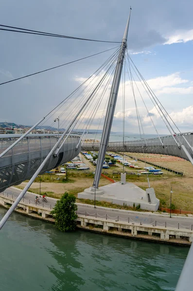 海、ペスカーラ、イタリアの象徴的なランドマークの橋 — ストック写真