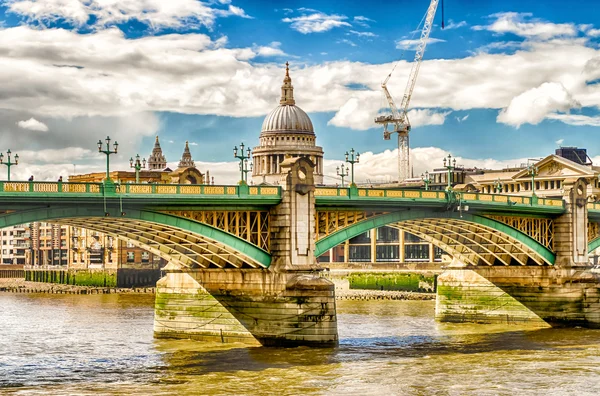 View of St Paul Cathedral over Southwark Bridge in London — Stock Photo, Image