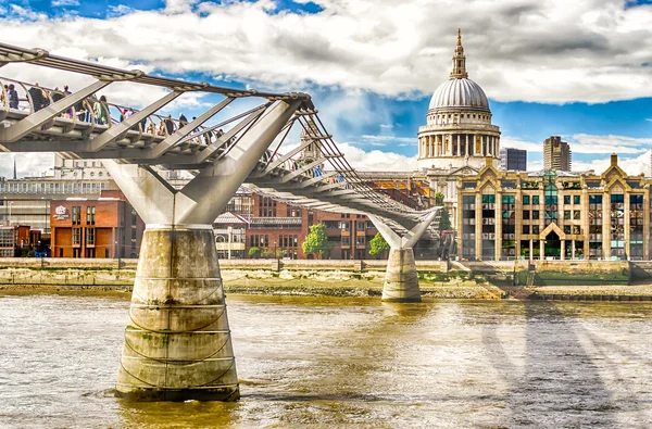 De Millennium Bridge tegen St Paul Cathedral, London — Stockfoto