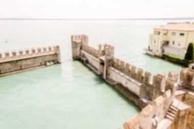 Ufuk arka plan, Sirmione Castle havadan görünümü