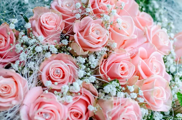 Kytice růžových růží s malým briliants — Stock fotografie