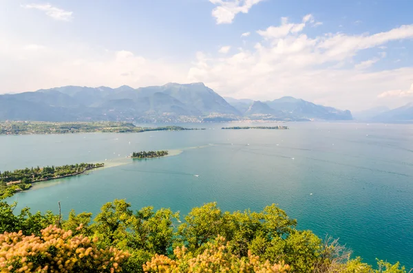 Manerba Rock lake garda, İtalya üzerinde göster — Stok fotoğraf