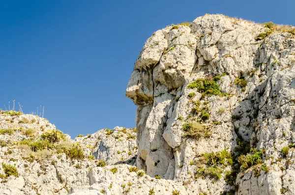 Roca antropomórfica en una playa en Milazzo, Italia — Foto de Stock
