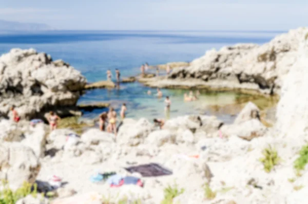 Rozostřeného pozadí s středomořské pláži v Milazzo na Sicílii — Stock fotografie