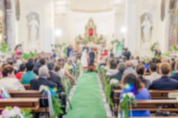 Sfondo sfocato di un matrimonio in una chiesa cattolica — Foto Stock