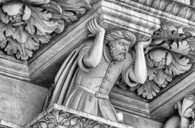 Holy Cross cephe, Lecce kilisede heykel