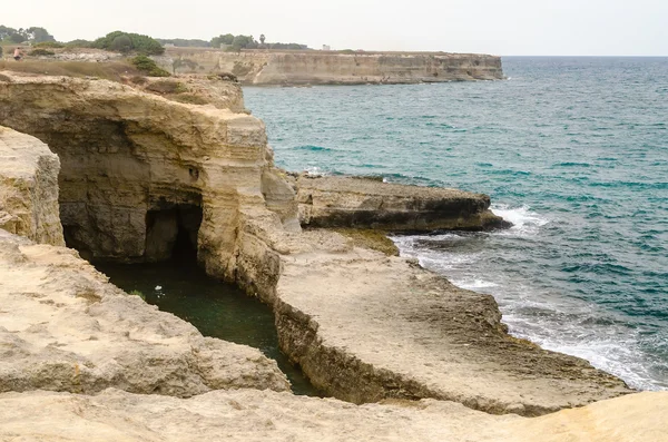 Sceniczny skalista skały Torre Sant Andrea, Salento, Włochy — Zdjęcie stockowe