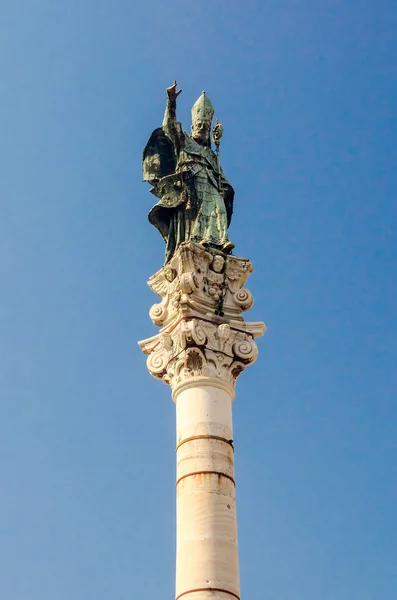 Kolumna St Oronzo posąg w Lecce, Salento, Włochy — Zdjęcie stockowe