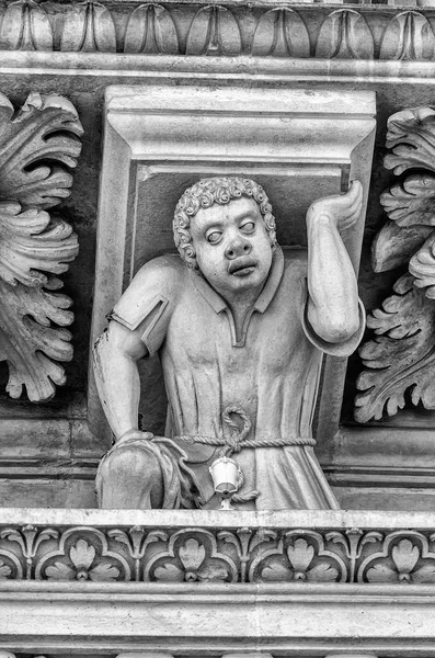 Escultura en la fachada de la Iglesia de la Santa Cruz, Lecce — Foto de Stock