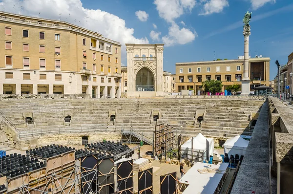 The Roman amphitheatre in Sant'Oronzo square, Lecce, Italy — Stock Photo, Image