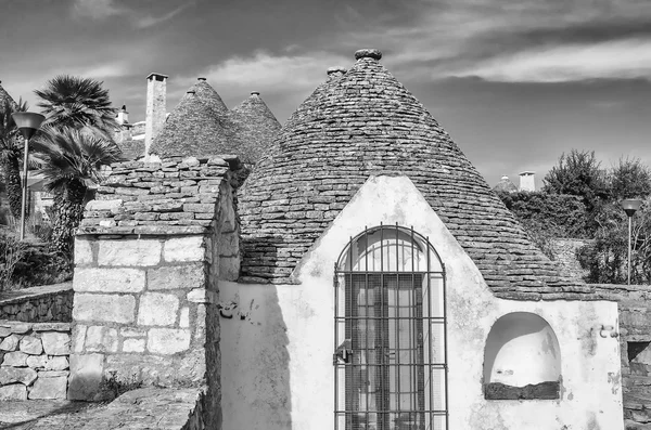 Τυπικό trulli κτίρια σε Αλμπερομπέλο, Απουλία, Ιταλία — Φωτογραφία Αρχείου