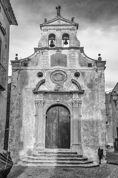 南イタリア村の旧市街の古代教会 — ストック写真