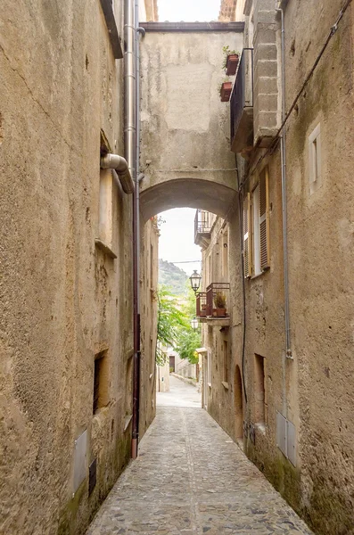 Antica strada nel centro storico di un paese del sud Italia — Foto Stock