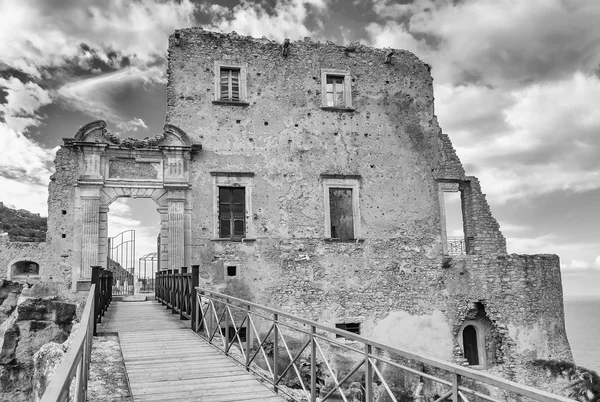 Ruins of an old castle in south of Italy — Stock Photo, Image