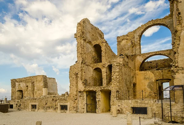 Rovine di un vecchio castello nel sud Italia — Foto Stock