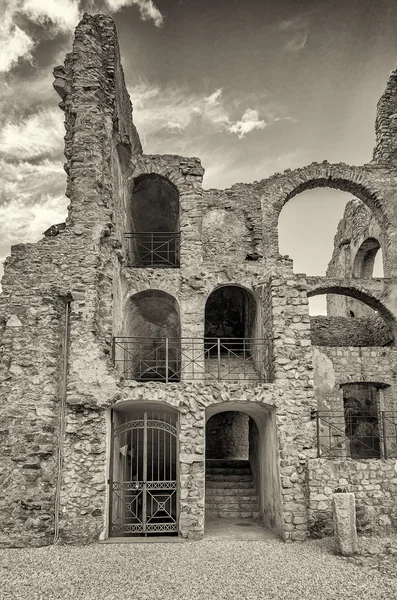 İtalya güneyinde eski bir kale kalıntıları — Stok fotoğraf