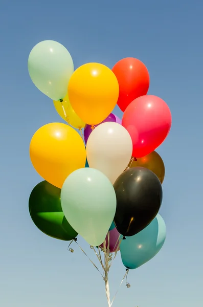 Färgglada gäng heliumballonger — Stockfoto