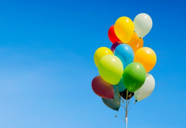 Arka planda izole edilmiş renkli helyum balonları