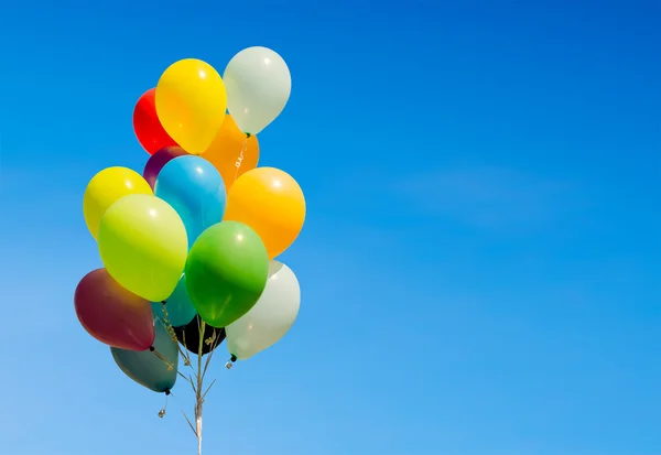 Kleurrijke bos van helium ballonnen geïsoleerd op de achtergrond — Stockfoto