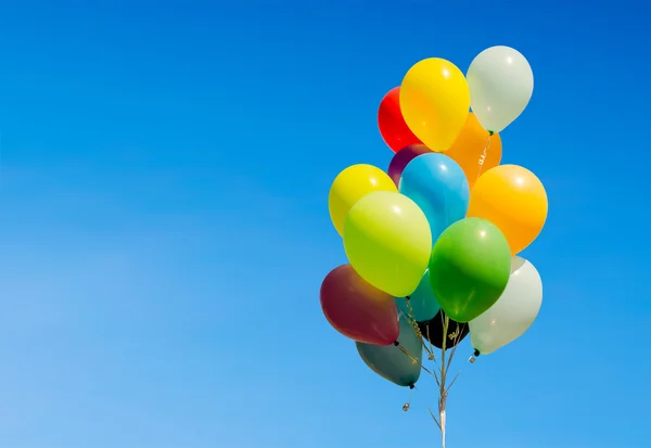 Färgglada gäng heliumballonger isolerade på bakgrunden — Stockfoto