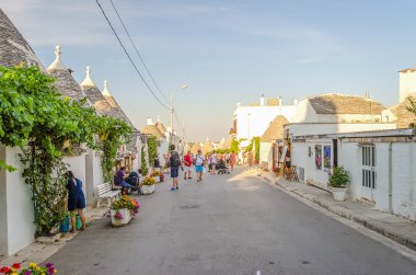 Alberobello, Apulia bölgesindeki tipik trulli binalar arasında bir yol