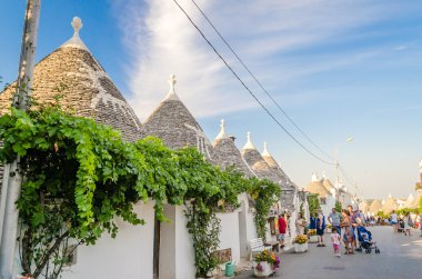 Alberobello, Apulia bölgesindeki tipik trulli binalar arasında bir yol
