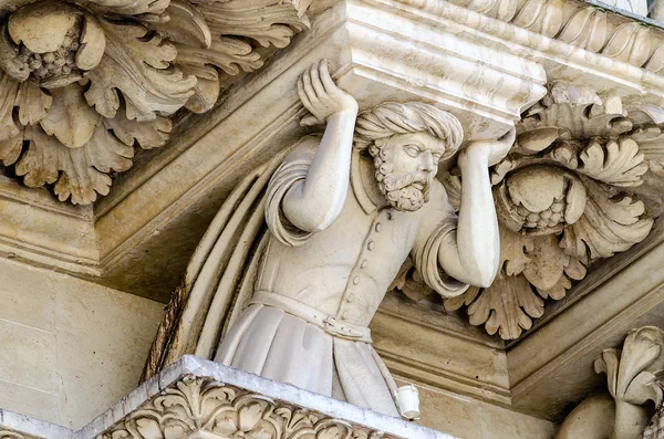 Skulptur vid kyrkan Heliga korset fasaden, Lecce — Stockfoto