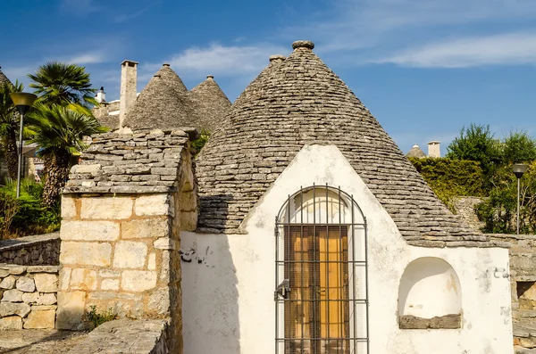 Bâtiments typiques de trulli à Alberobello, Pouilles, Italie — Photo