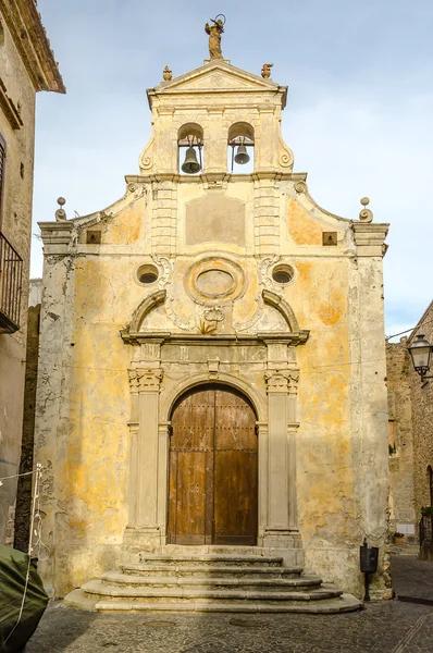 Antica chiesa nel centro storico di un paese del sud Italia — Foto Stock