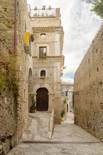 Antica strada nel centro storico di un paese del sud Italia — Foto Stock