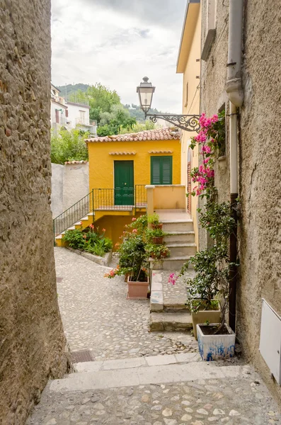 Antica strada nel centro storico di un paese del sud Italia — Foto Stock