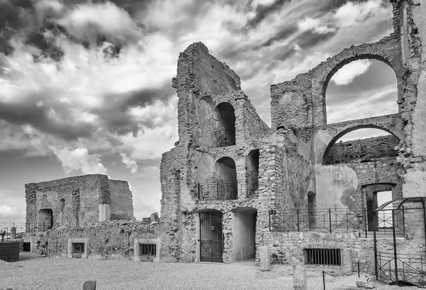 Ruínas de um antigo castelo no sul da Itália — Fotografia de Stock