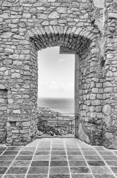 Gamla fönster bland ruinerna av ett gammalt slott med marinmålning — Stockfoto