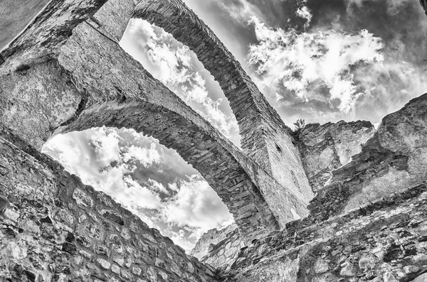 Ruinas de un antiguo castillo en el sur de Italia —  Fotos de Stock