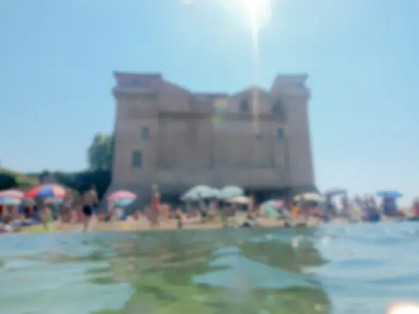 Розфокусовані фону, вид на замок Санта Севері від моря — стокове фото