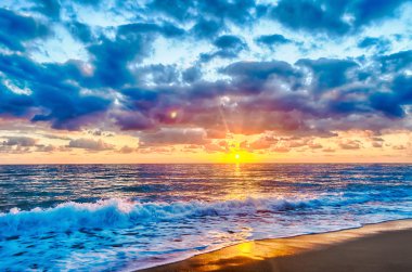 Sunset bulvarında bir bulutlu gökyüzü ile deniz